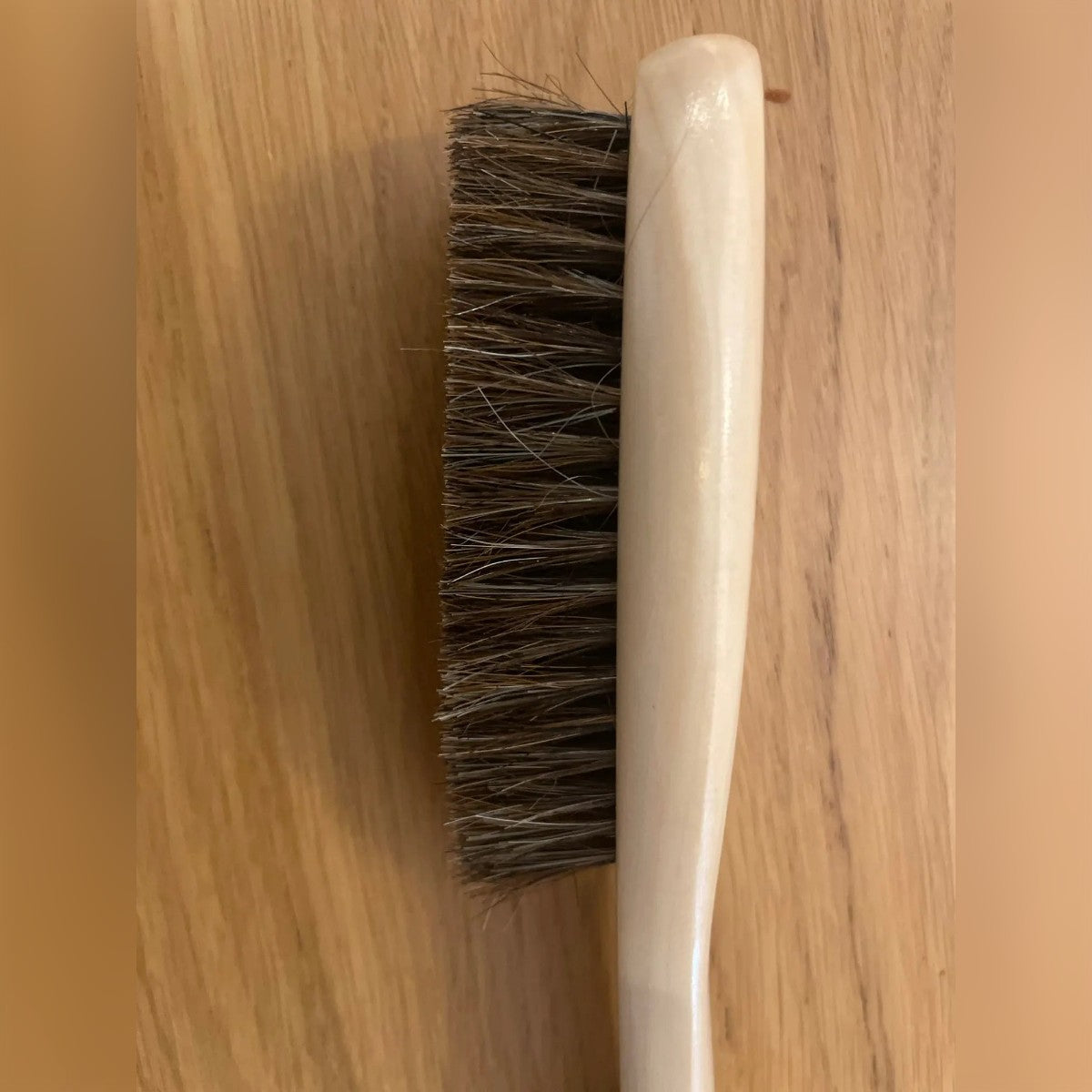 Foto di un acquirente: le setole fitte della spazzola viste di lato