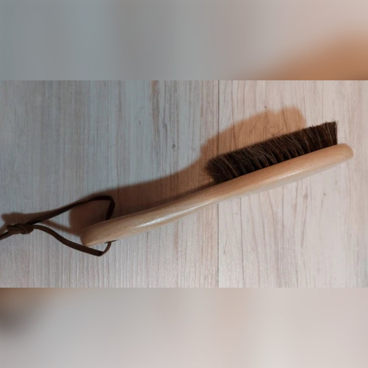Foto di un acquirente: la spazzola di lato, con il cordino marrone