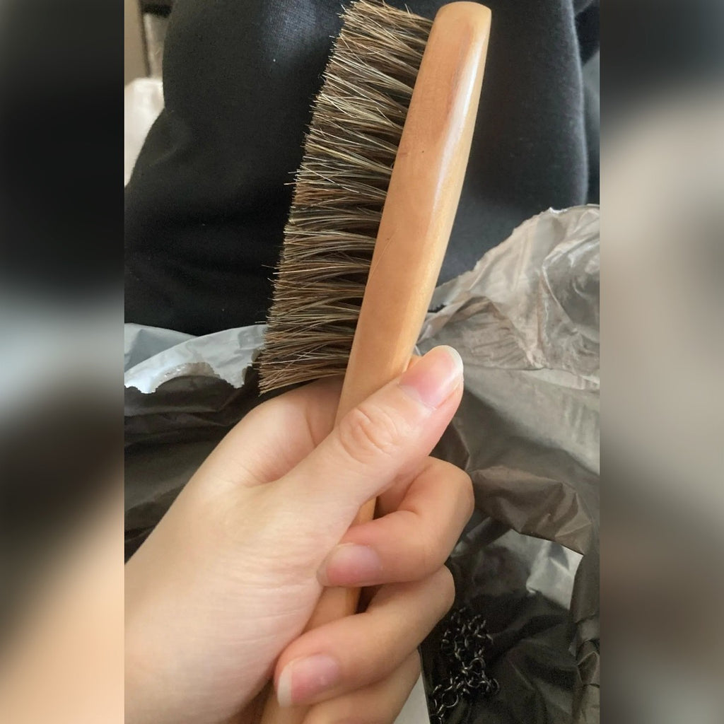 Foto di un acquirente: la spazzola per vestiti tenuta in mano