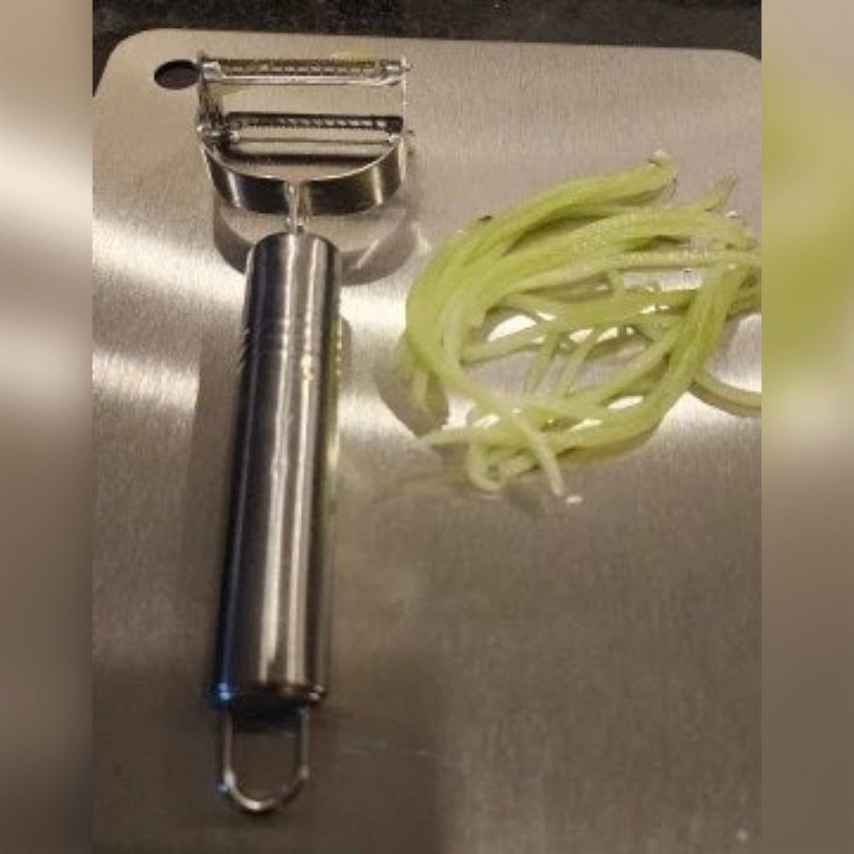 Foto di un acquirente: il pelapatate accanto a strisce di cetriolo