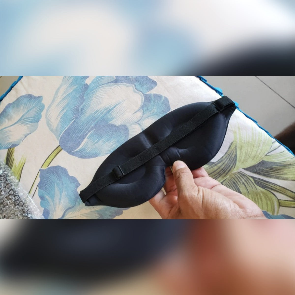 Foto di un acquirente: mascherina in mano con il cinturino