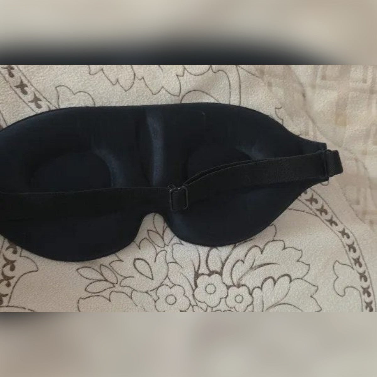 Foto di un acquirente: mascherina nera su un tessuto decorato