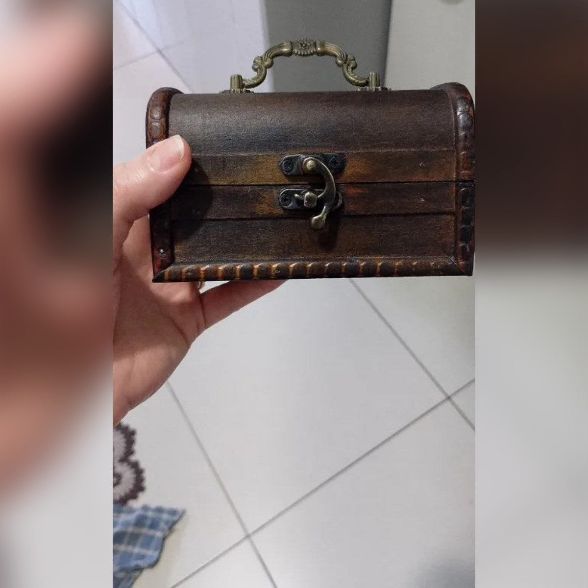 Foto di un cliente: la scatola tenuta in una mano