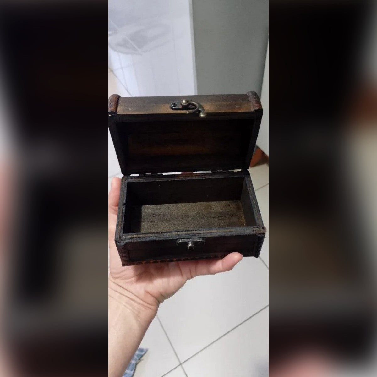 Foto di un cliente: la scatola aperta in una mano