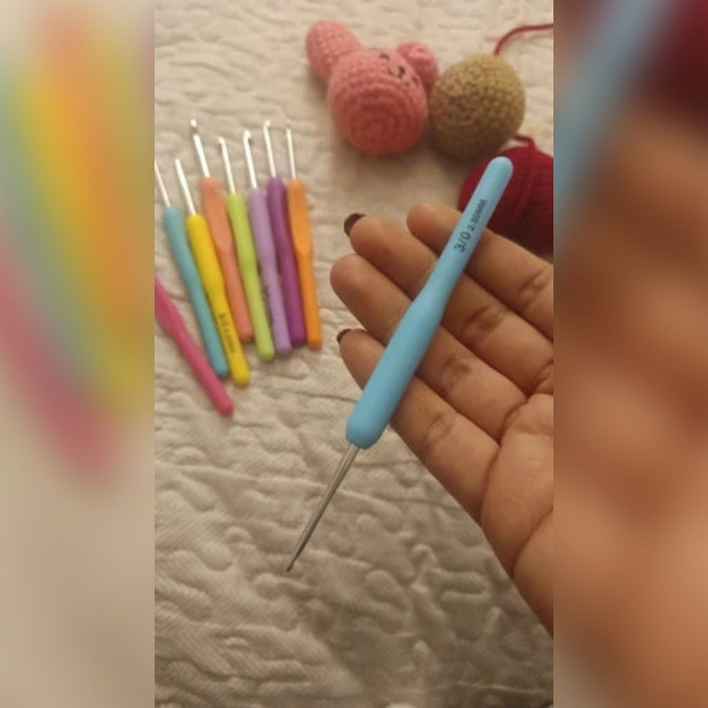 Foto di un cliente: un uncinetto azzurro in mano accanto al set