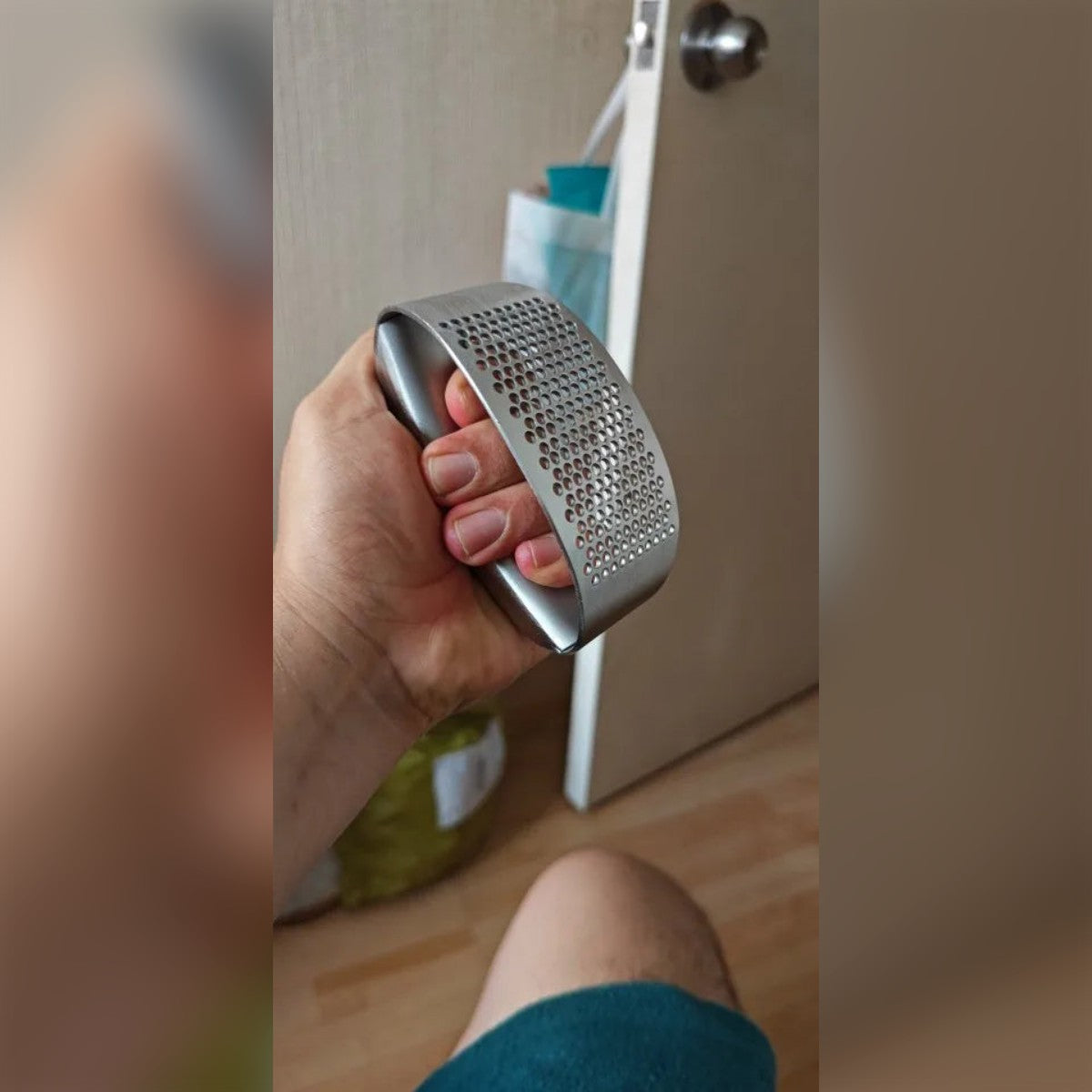 Foto di un cliente: lo spremiaglio tenuto in mano