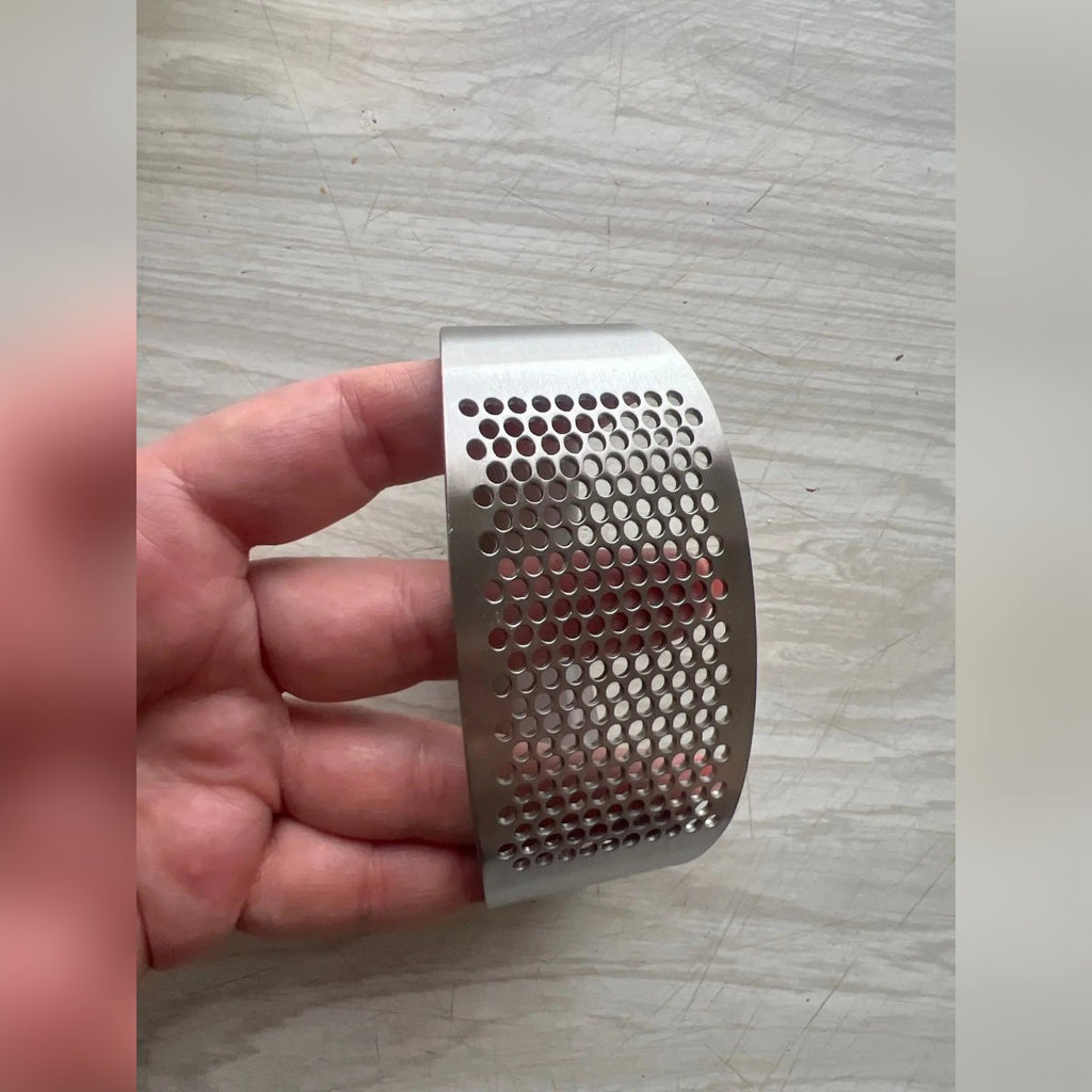 Foto di un cliente: lo spremiaglio tenuto in una mano