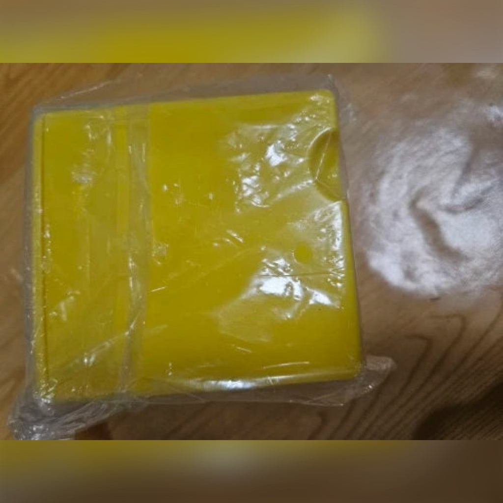 Foto di un cliente: il porta formaggio giallo nella sua busta alla consegna