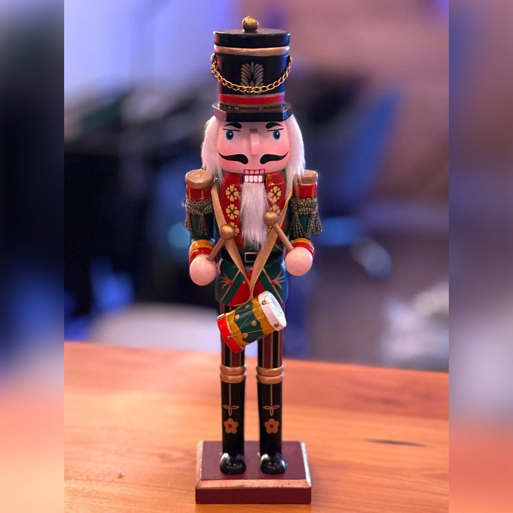 Foto di un cliente: schiaccianoci in legno a forma di soldatino con cappello nero e tamburo