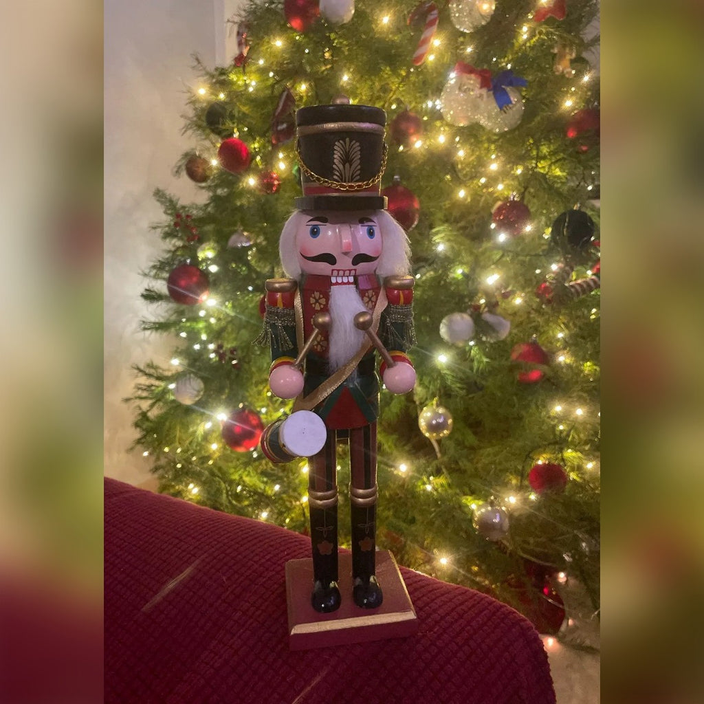 Foto di un cliente: lo schiaccianoci davanti a un albero di Natale addobbato