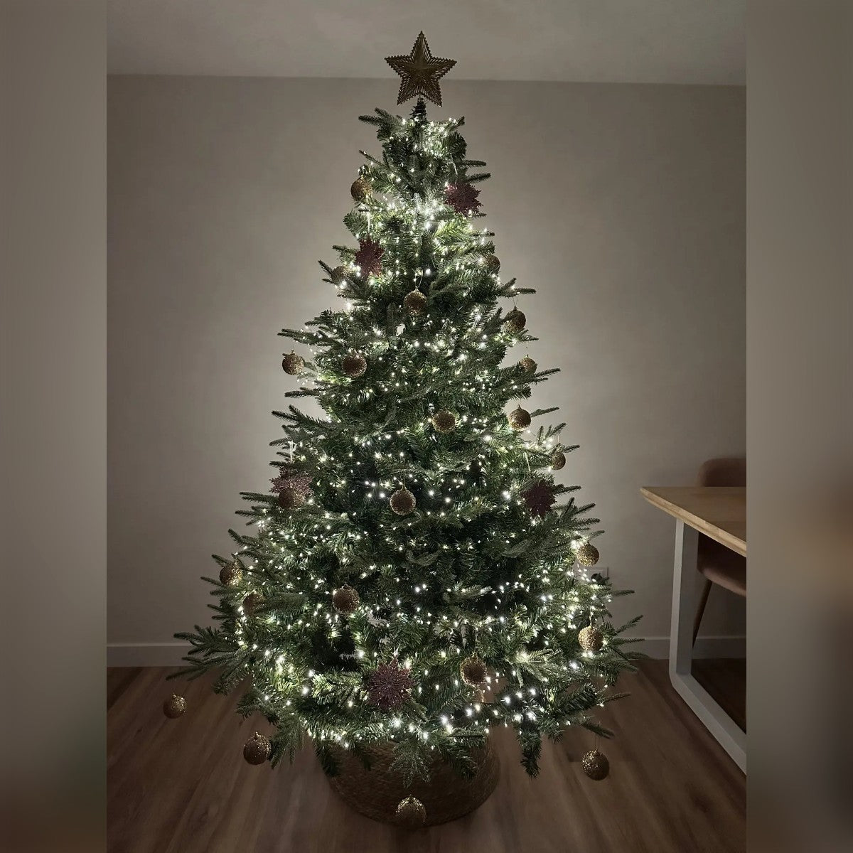 Foto di un cliente: albero di Natale addobbato con la stella oro in cima