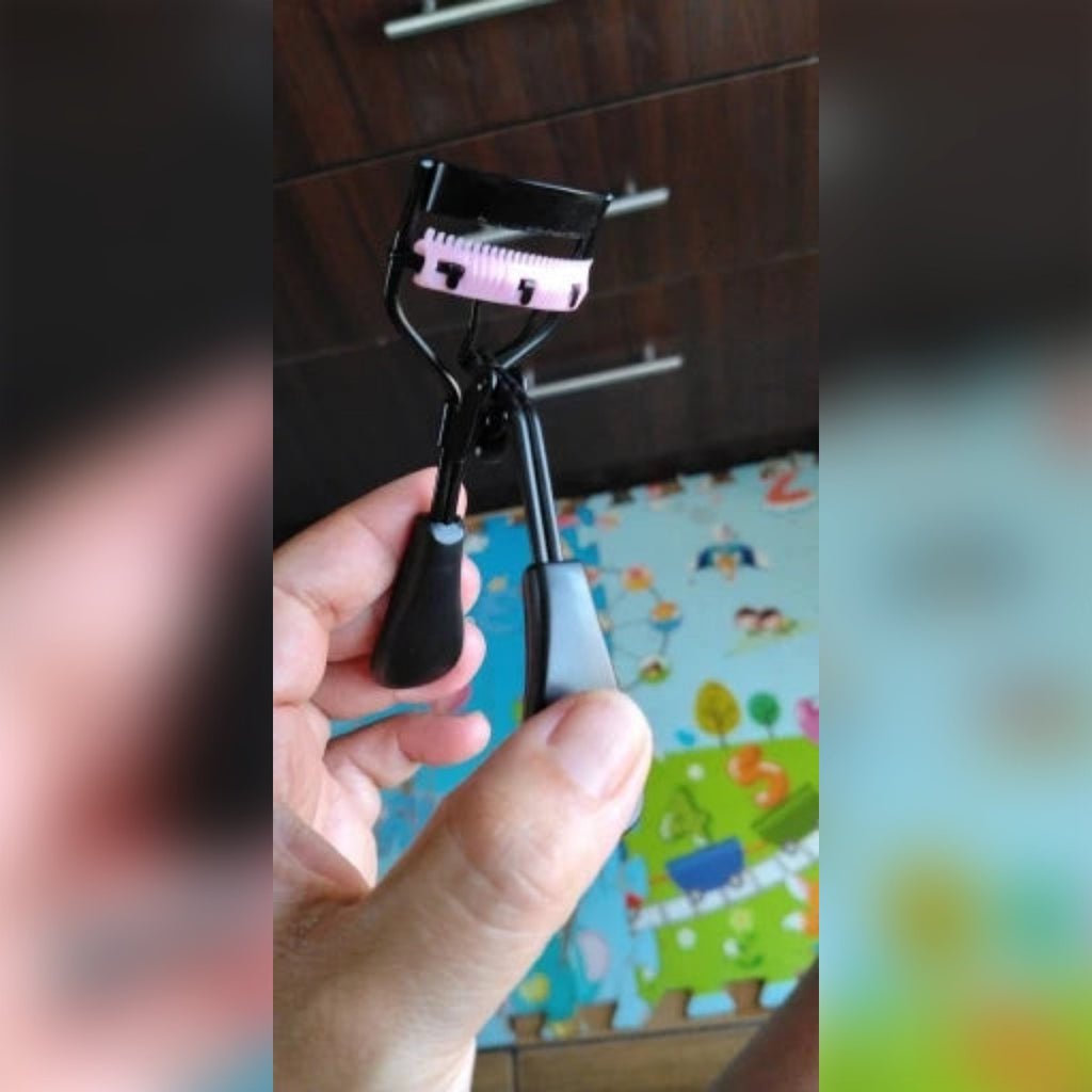 Foto di un cliente: il piegaciglia nero tenuto in mano