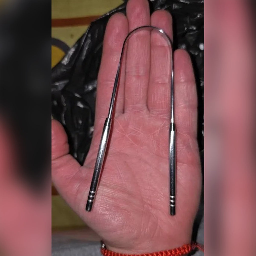 Foto di un cliente: il pulisci lingua sul palmo della mano