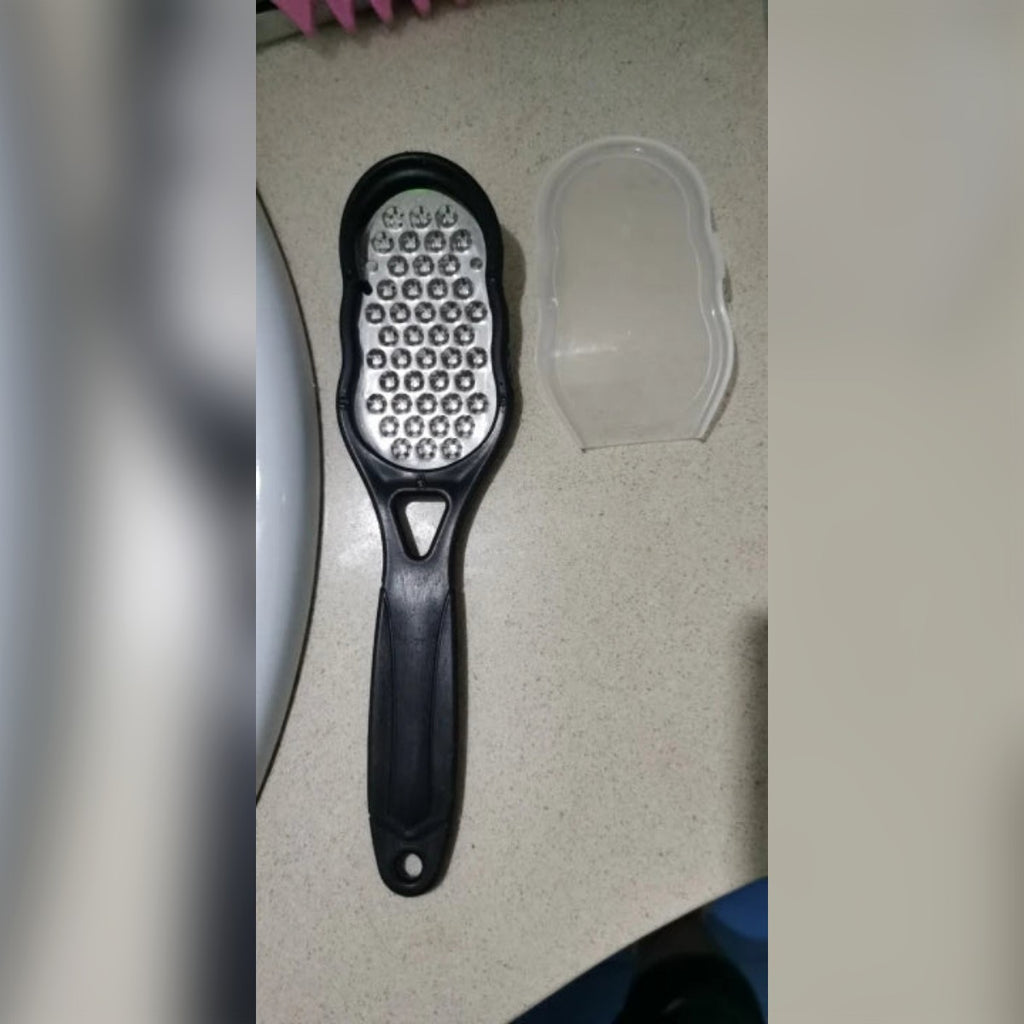 Foto di un cliente: la raspa e il suo coperchio trasparente uno accanto all'altro