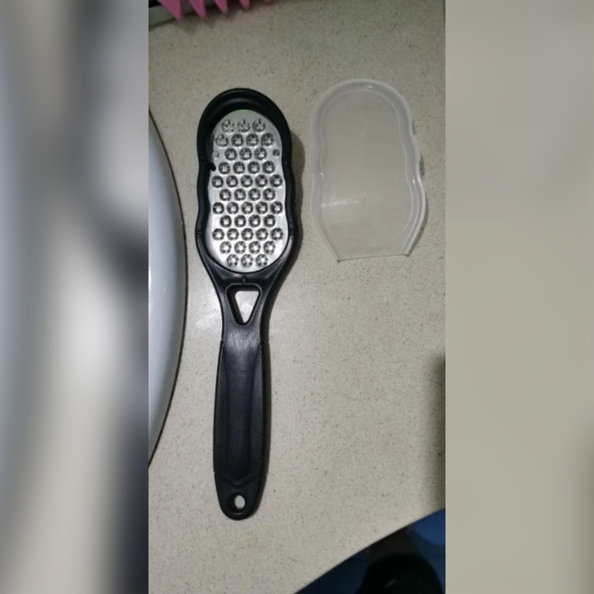 Foto di un cliente: la raspa e il suo coperchio trasparente uno accanto all'altro