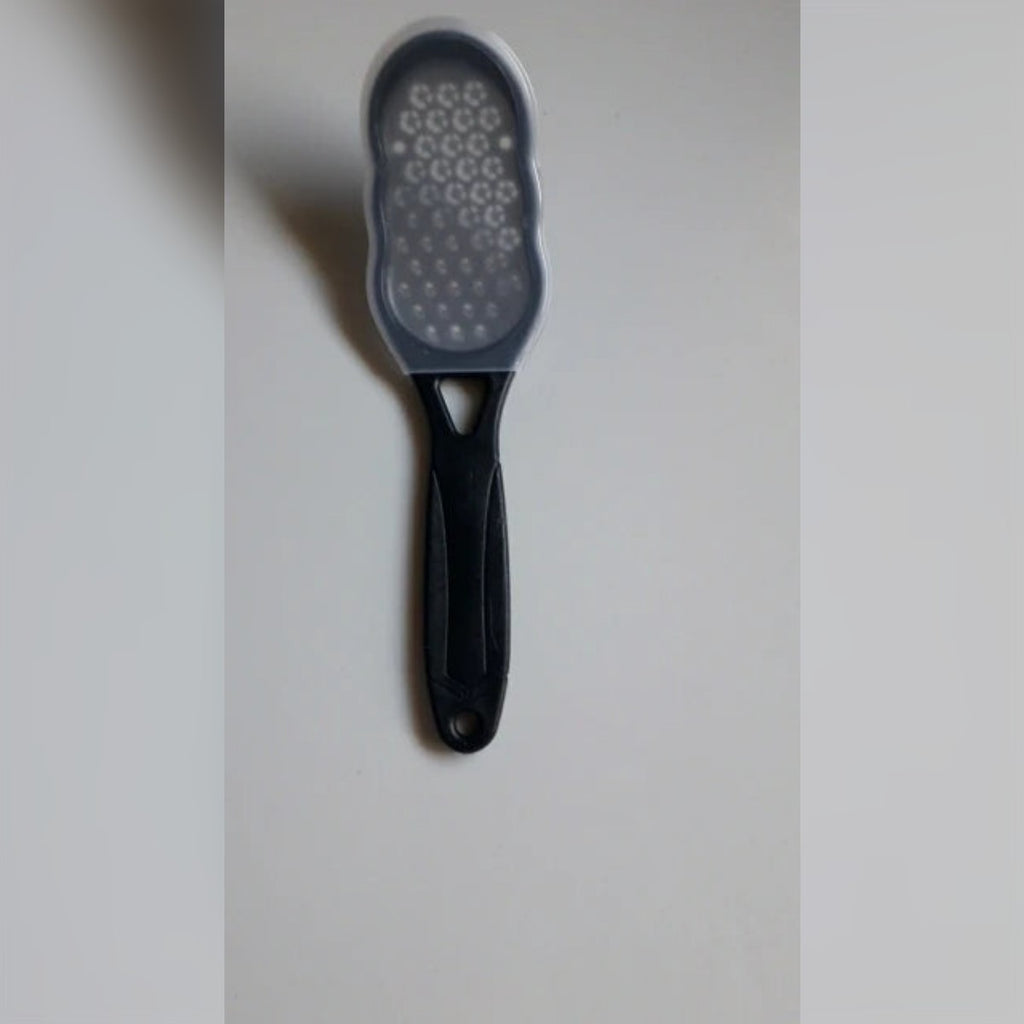 Foto di un cliente: la raspa con il coperchio trasparente agganciato alla grattugia