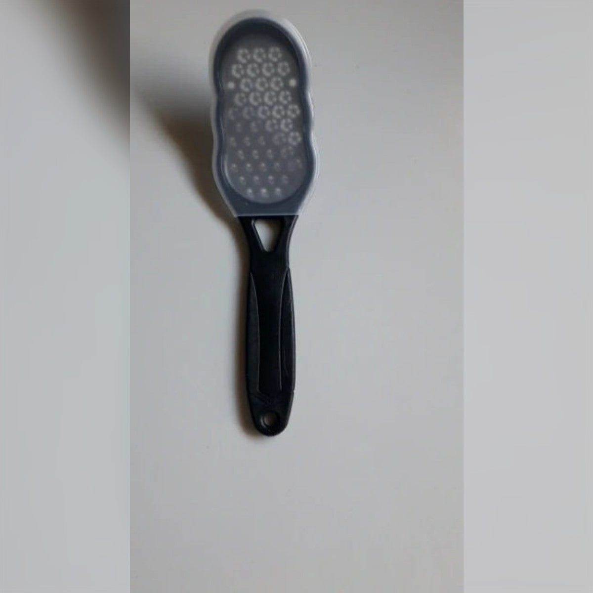 Foto di un cliente: la raspa con il coperchio trasparente agganciato alla grattugia