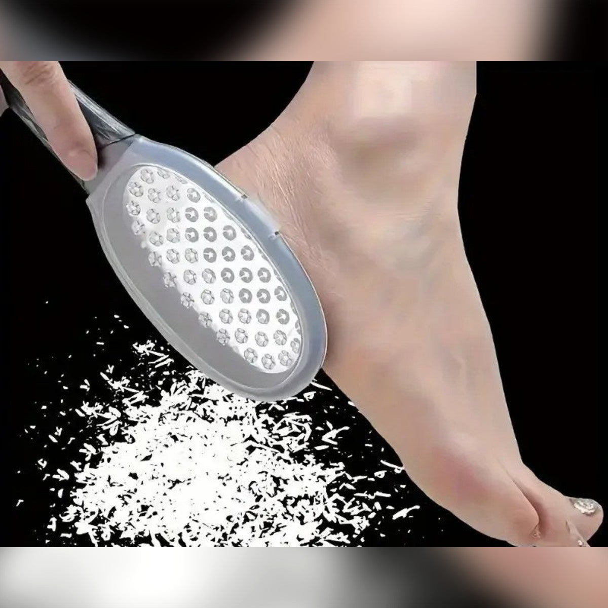 La raspa appoggiata al tallone, con il coperchio dietro la grattugia