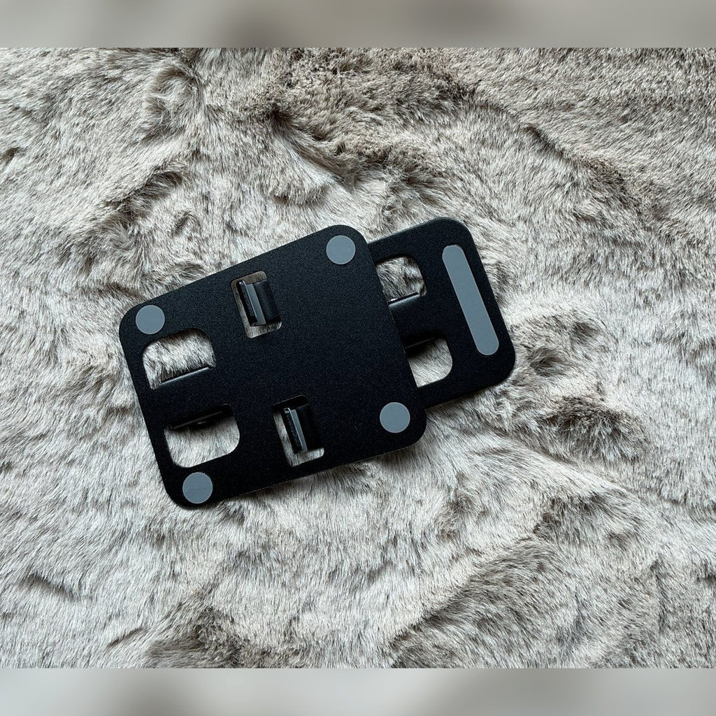 Foto di un cliente: il supporto chiuso e piatto, con i piedini in gomma sotto la base