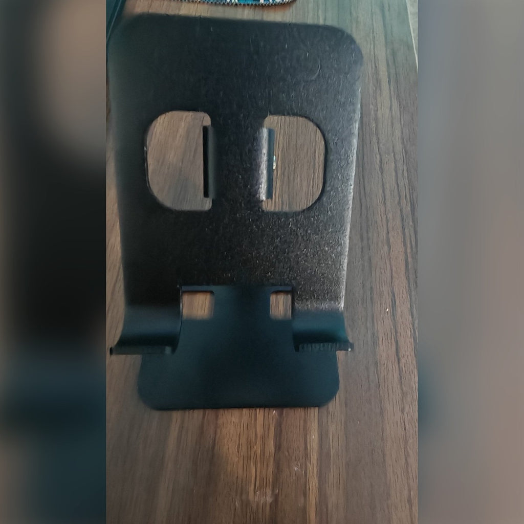 Foto di un cliente: il supporto nero da vicino su una scrivania in legno