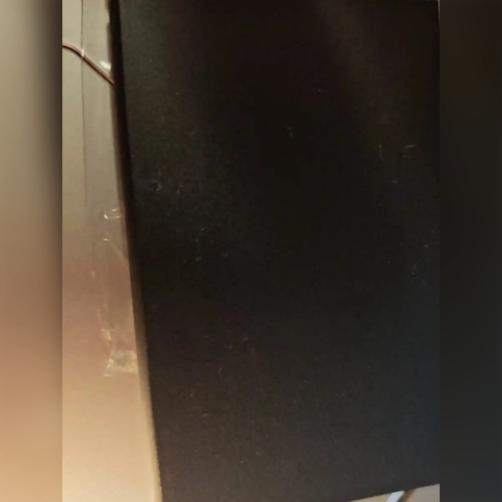 Foto di un cliente: il guscio nero opaco del portacarte da vicino