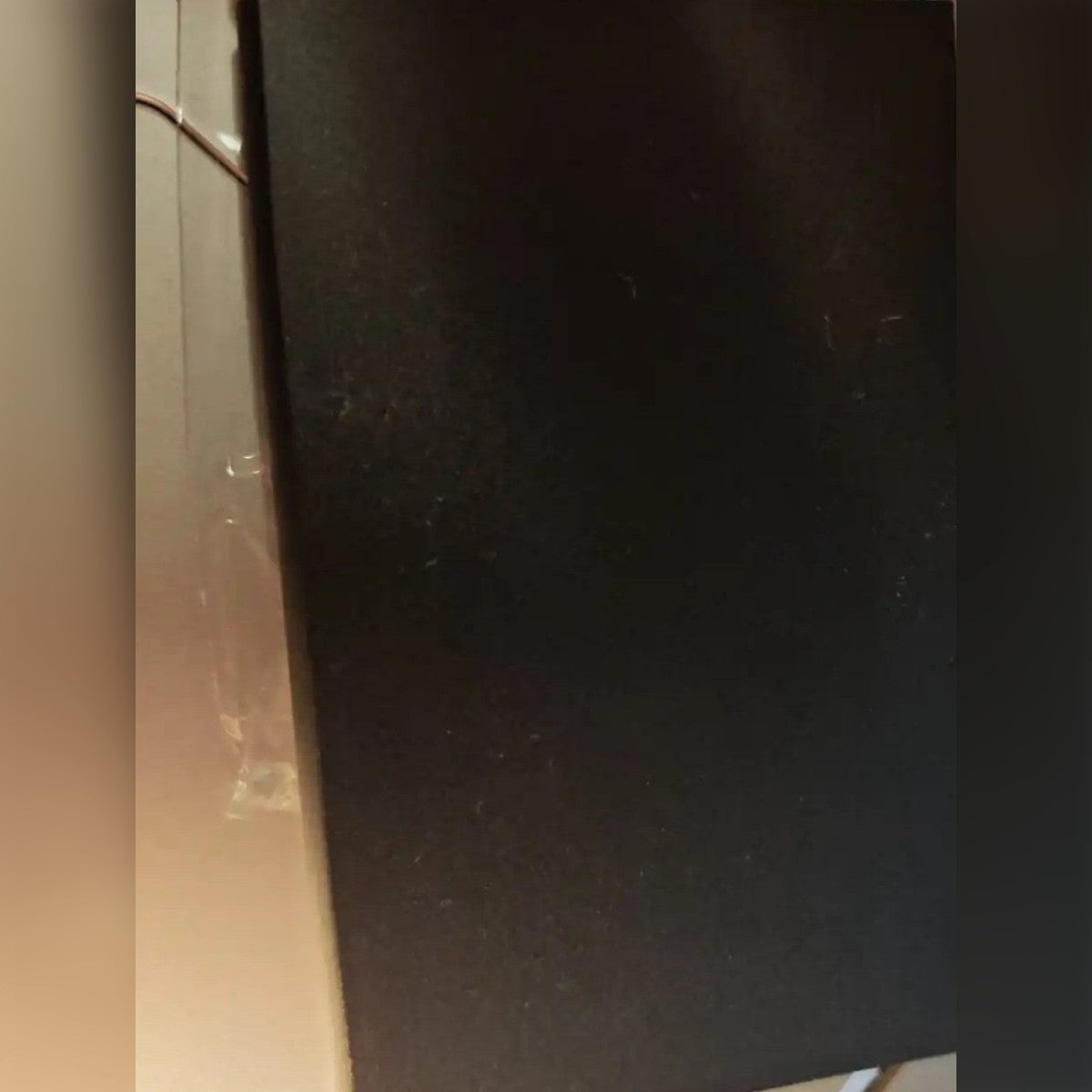 Foto di un cliente: il guscio nero opaco del portacarte da vicino