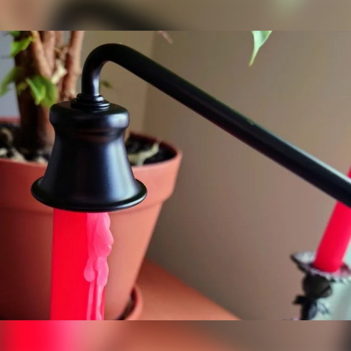 Foto di un cliente: lo spegnicandela nero sopra una candela rossa
