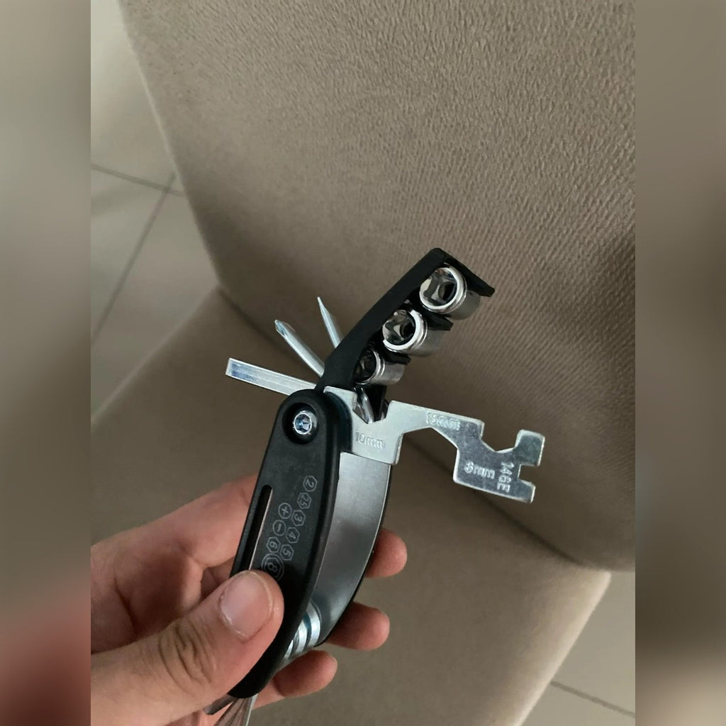 Foto di un cliente: il multitool aperto in mano, con le chiavi a bussola aperte