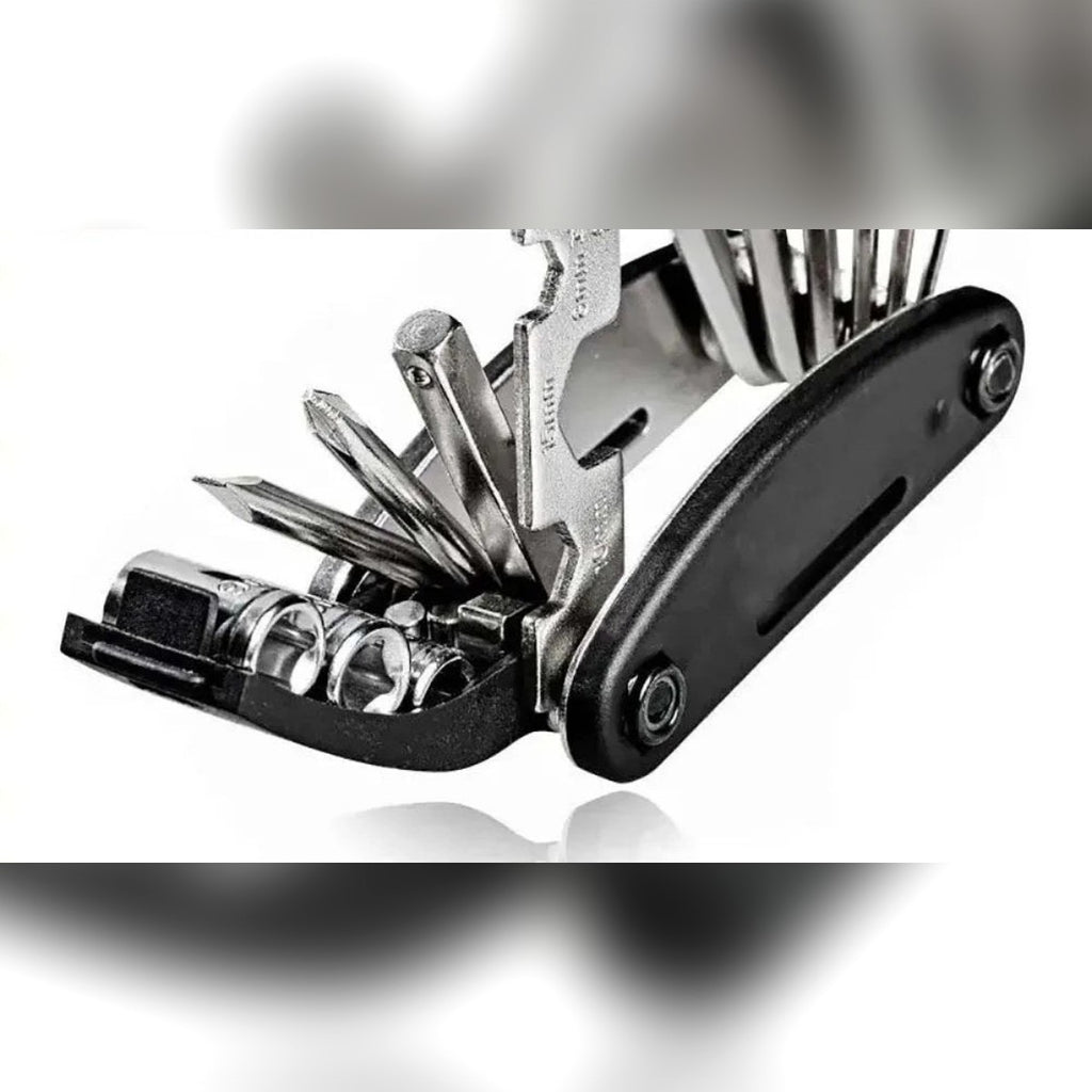 Il multitool aperto: chiavi a bussola, cacciaviti e chiave piatta