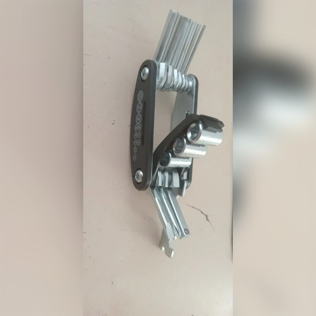 Foto di un cliente: il multitool aperto con brugole e chiavi a bussola