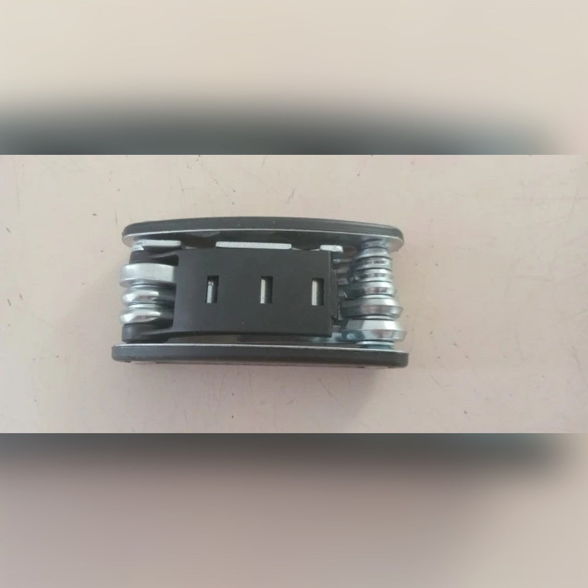Foto di un cliente: il multitool chiuso