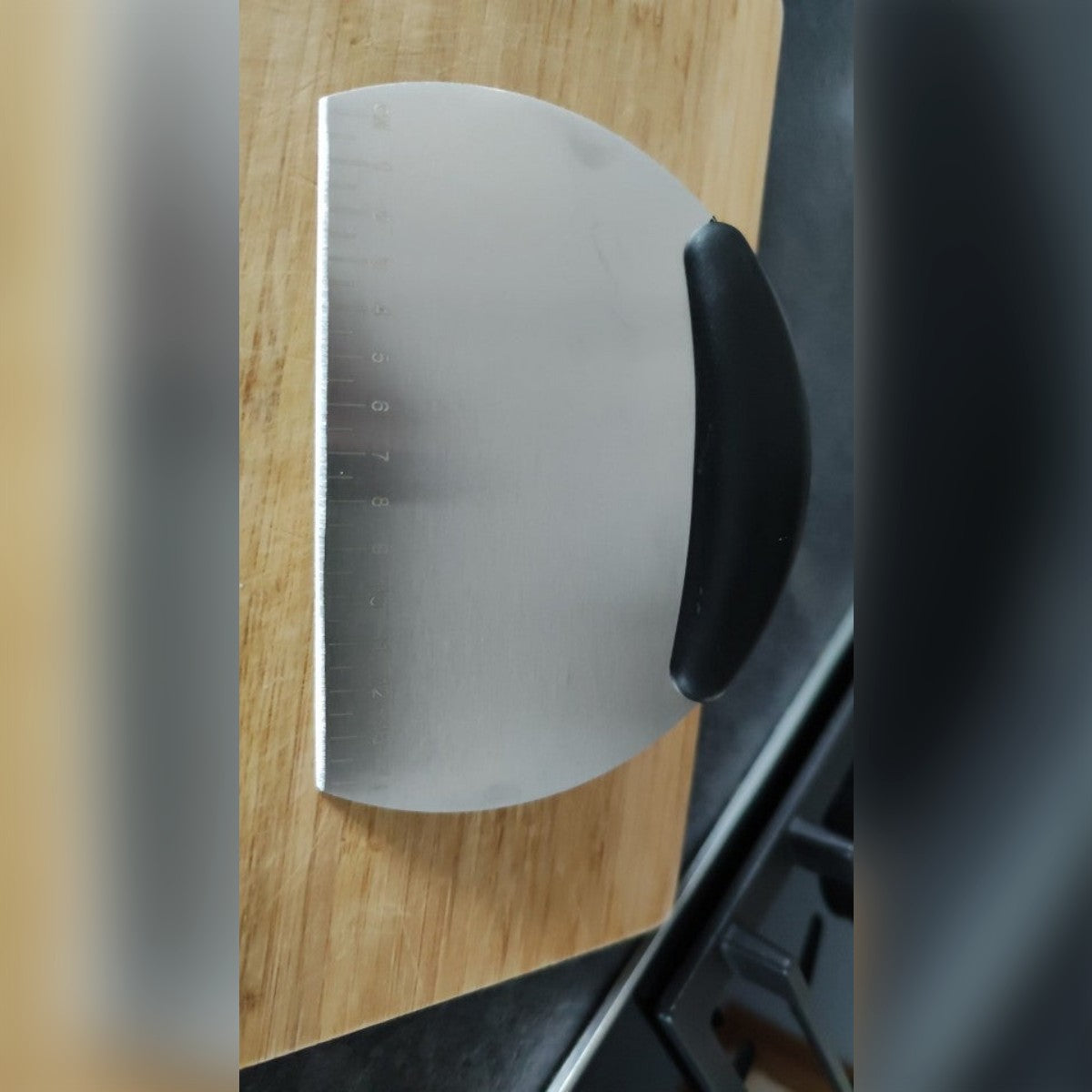 Foto di un cliente: il tarocco con manico nero su un tagliere di legno