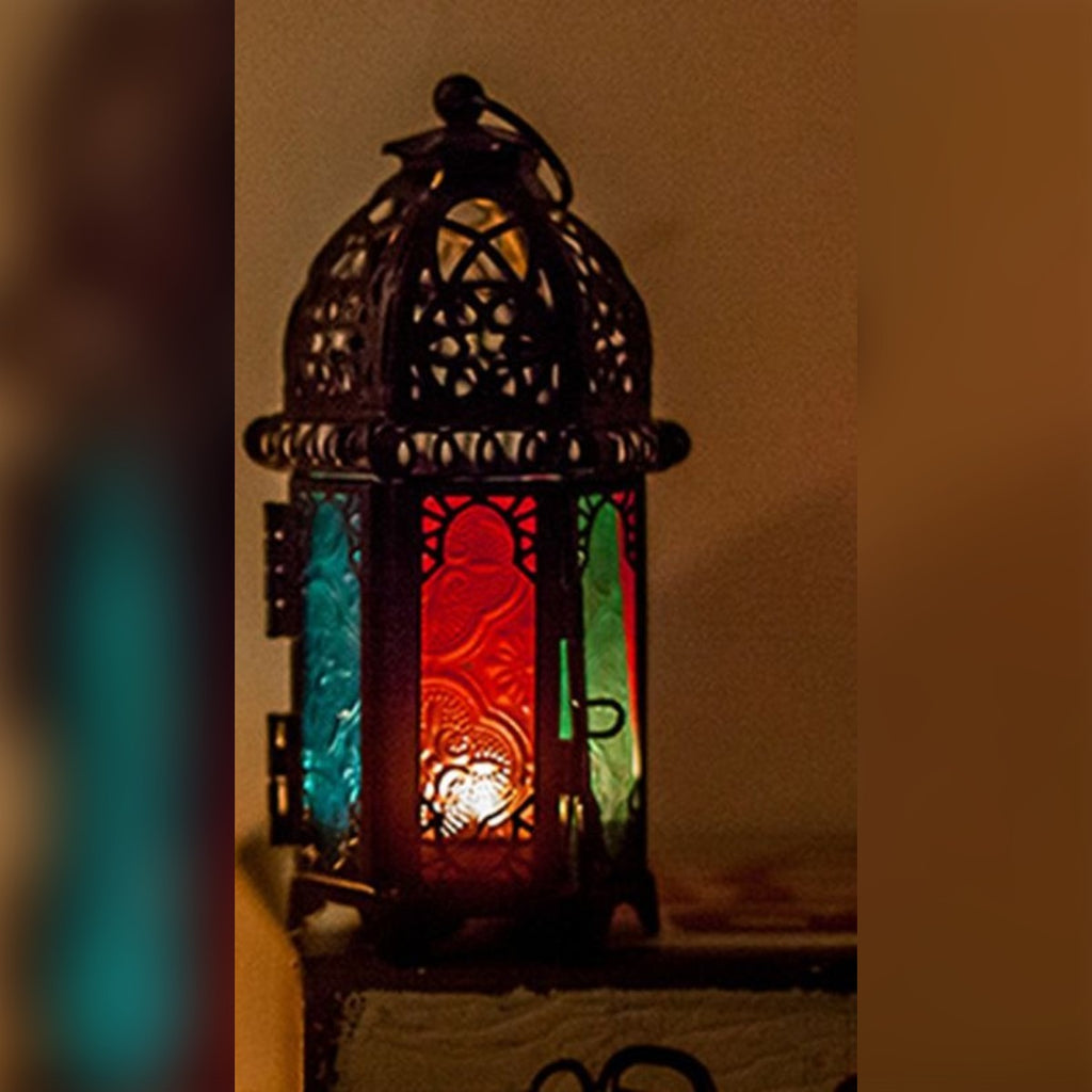 Un lumino acceso nella lanterna nera dietro il vetro rosso