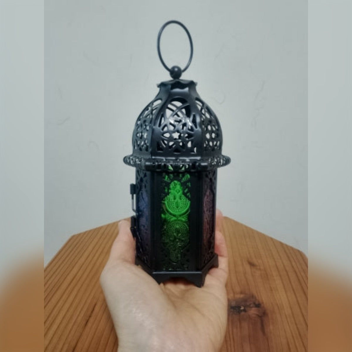 Foto di un cliente: la lanterna nera sul palmo della mano