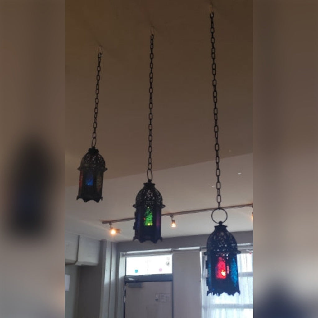 Foto di un cliente: tre lanterne nere appese a delle catene