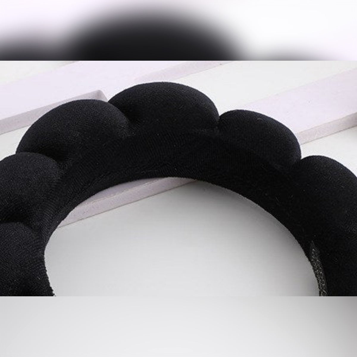 Le bolle imbottite del cerchietto nero viste da vicino