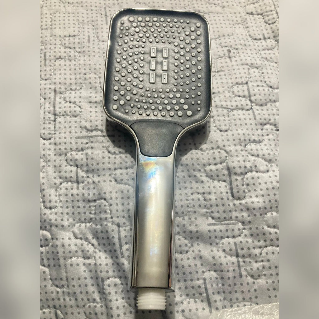 Foto di un cliente: il doccino appoggiato su un copriletto