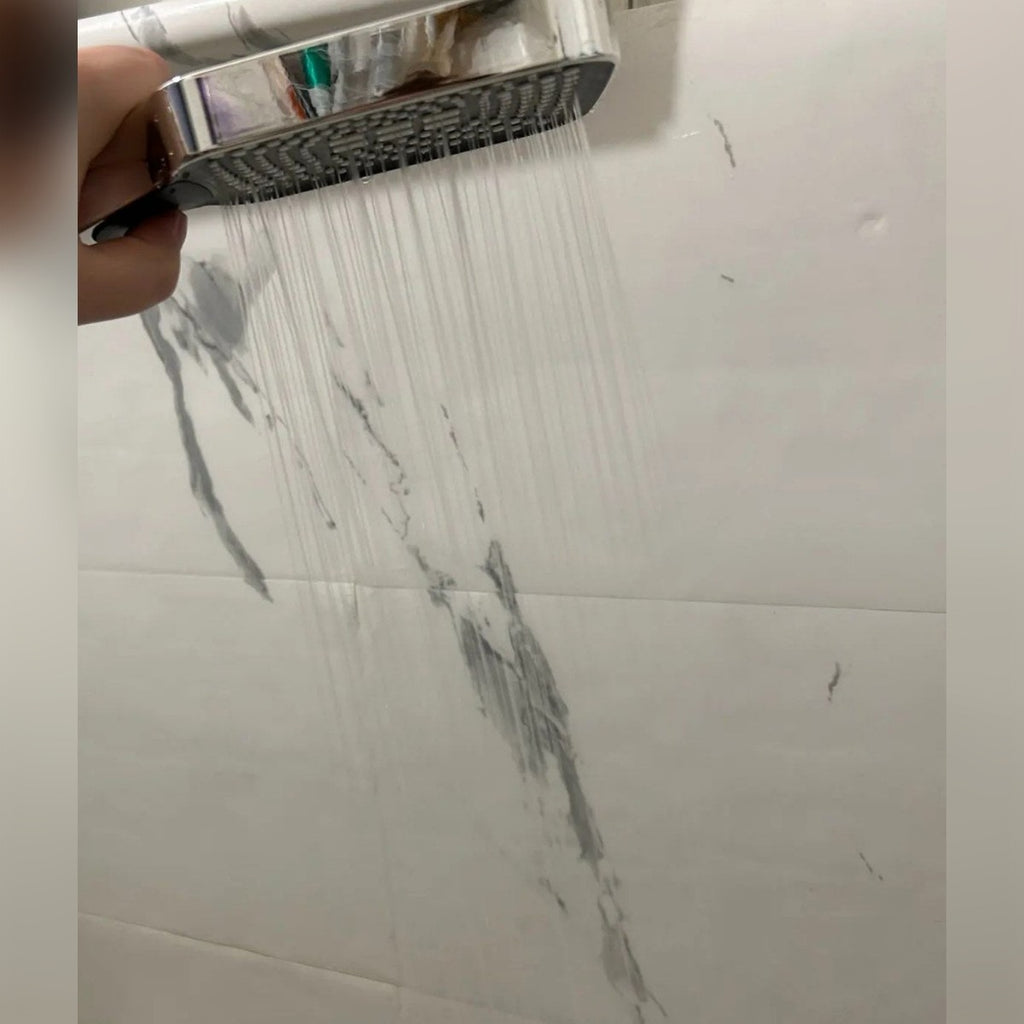 Foto di un cliente: l'acqua che esce dal doccino nella doccia