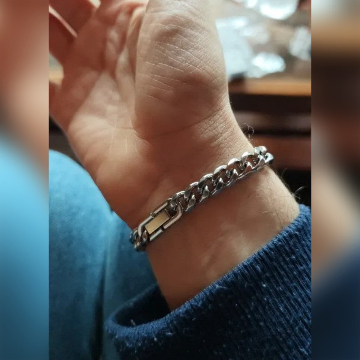 Foto di un cliente: il bracciale a maglia groumette color acciaio al polso
