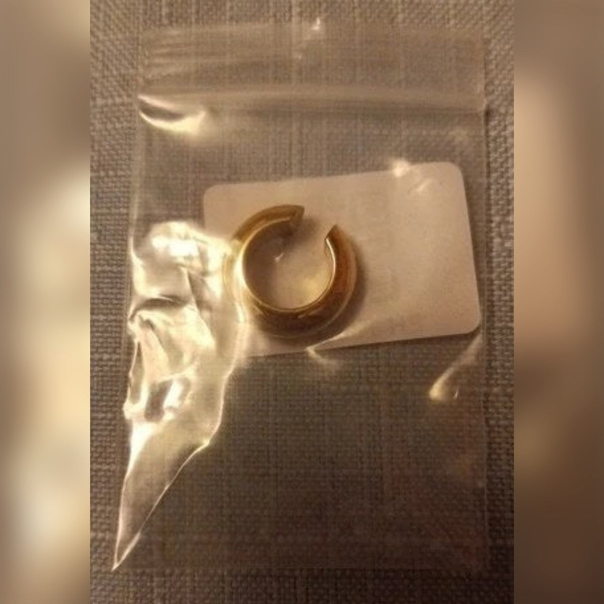 Foto di un cliente: ear cuff color oro in un piccolo sacchetto con chiusura a pressione