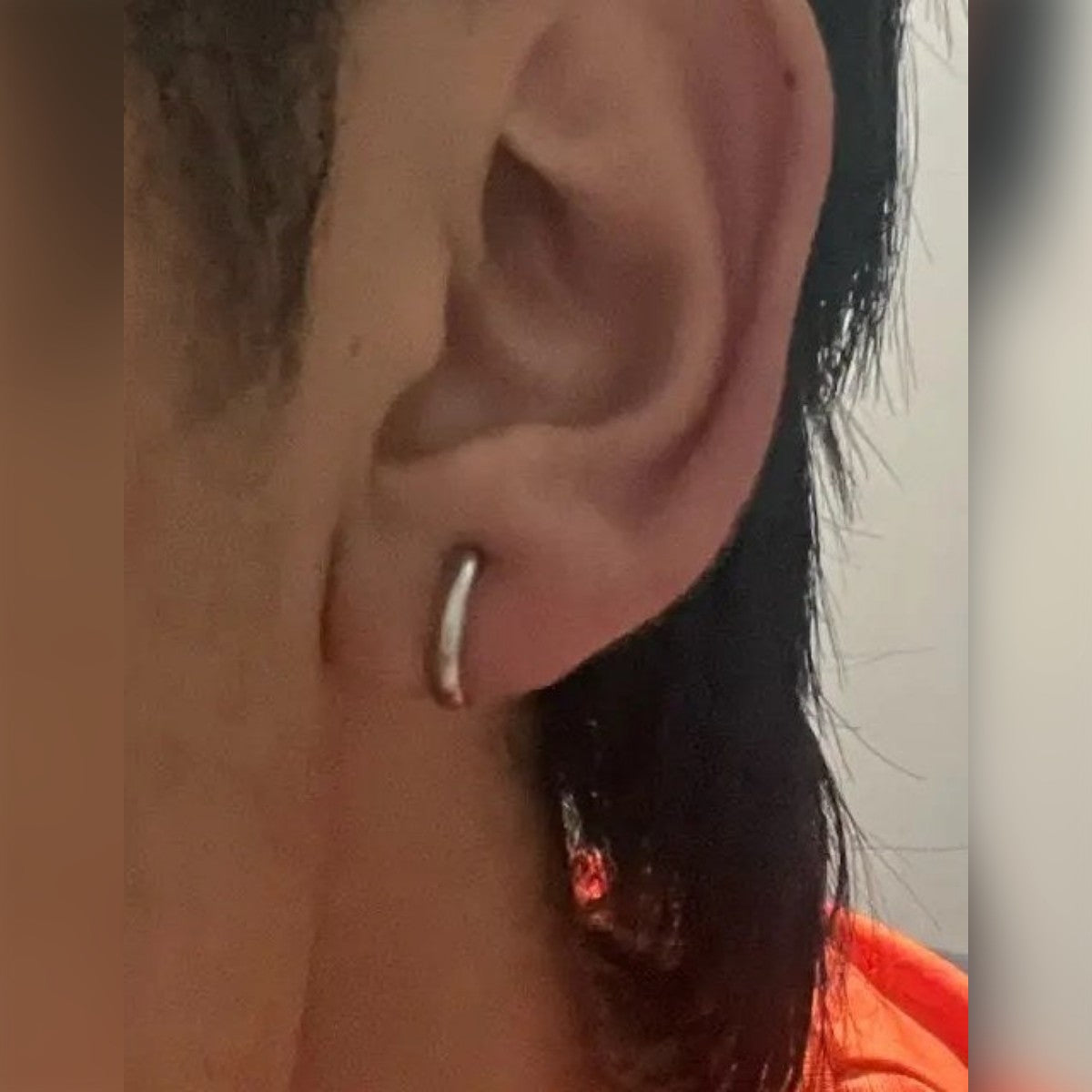 Foto di un cliente: orecchino a clip a cerchio color acciaio da 8 mm al lobo