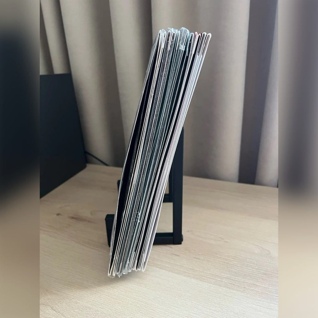 Foto di un cliente: porta vinili nero pieno di dischi LP visto di lato