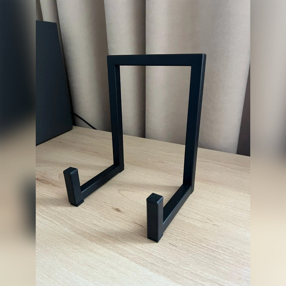 Foto di un cliente: porta vinili nero vuoto su un tavolo in legno