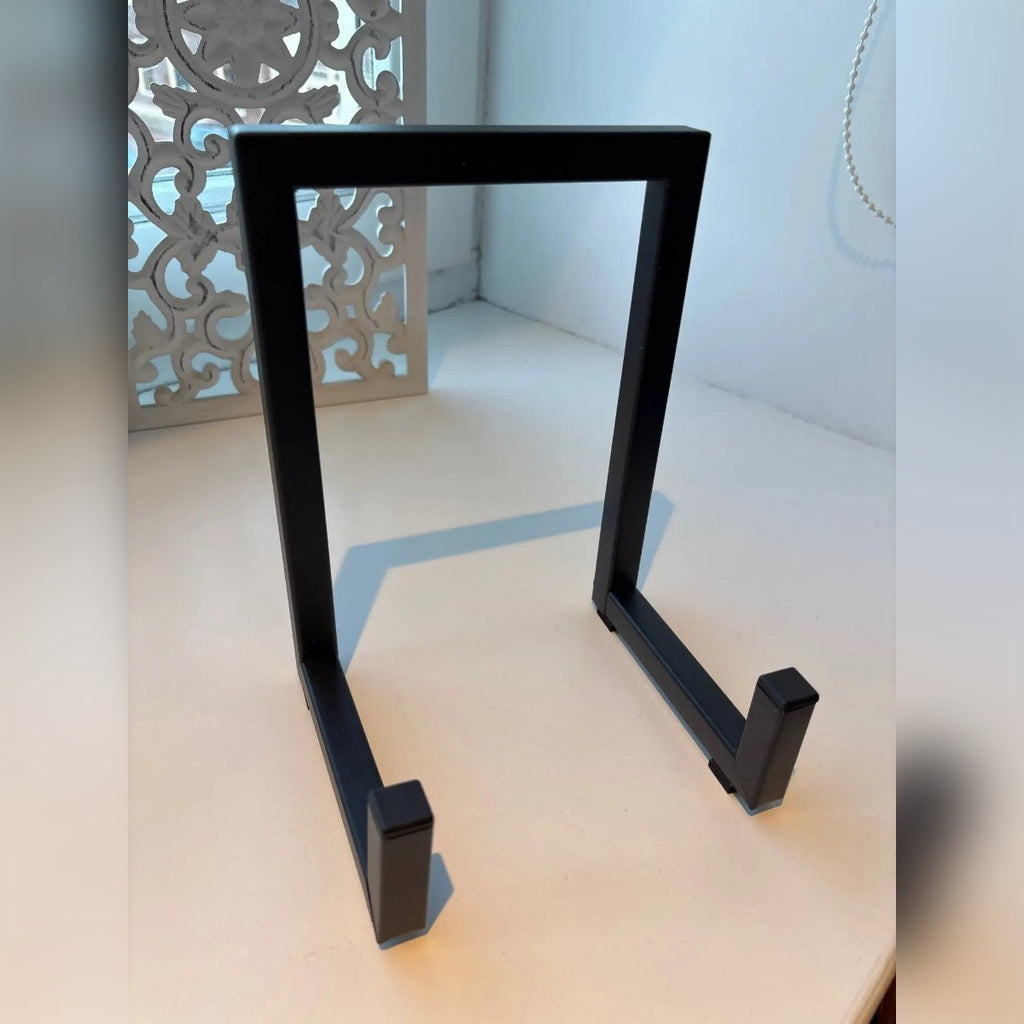 Foto di un cliente: porta vinili nero su un davanzale bianco