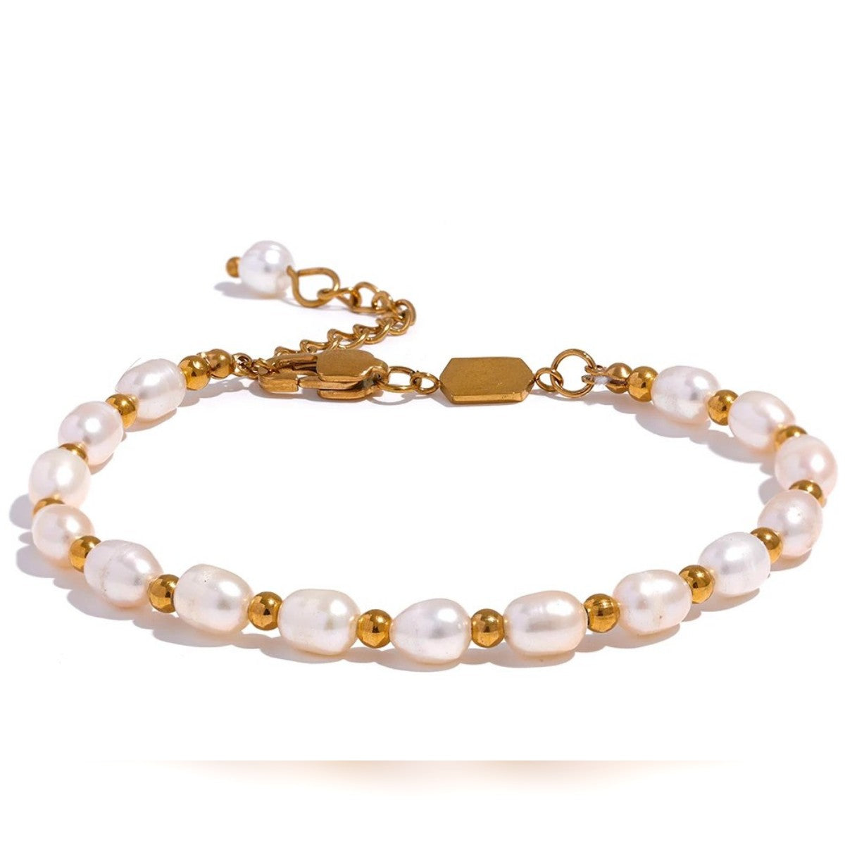 Bracciale di perle: perle bianche d'acqua dolce e sferette color oro in acciaio, moschettone e catenella di prolunga