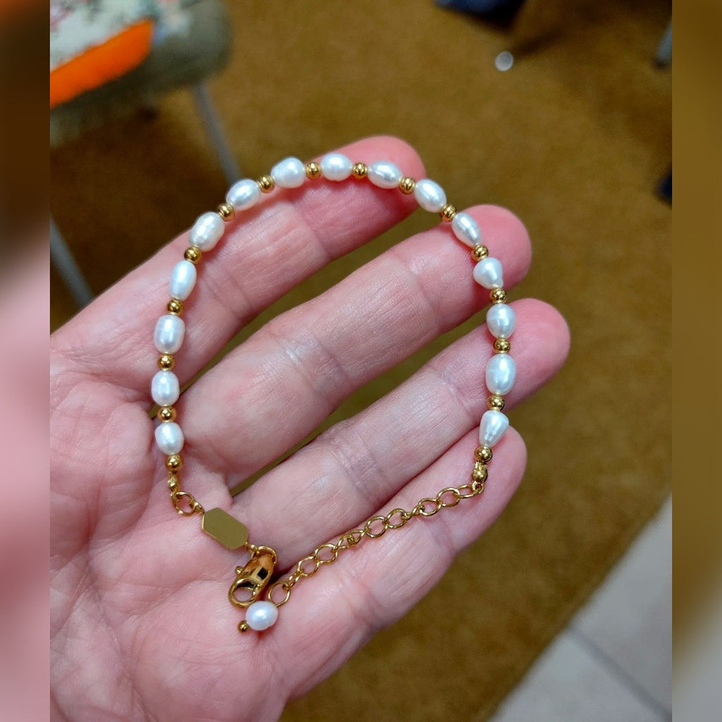 Foto di un cliente: bracciale di perle nel palmo della mano, con moschettone e catenella di prolunga
