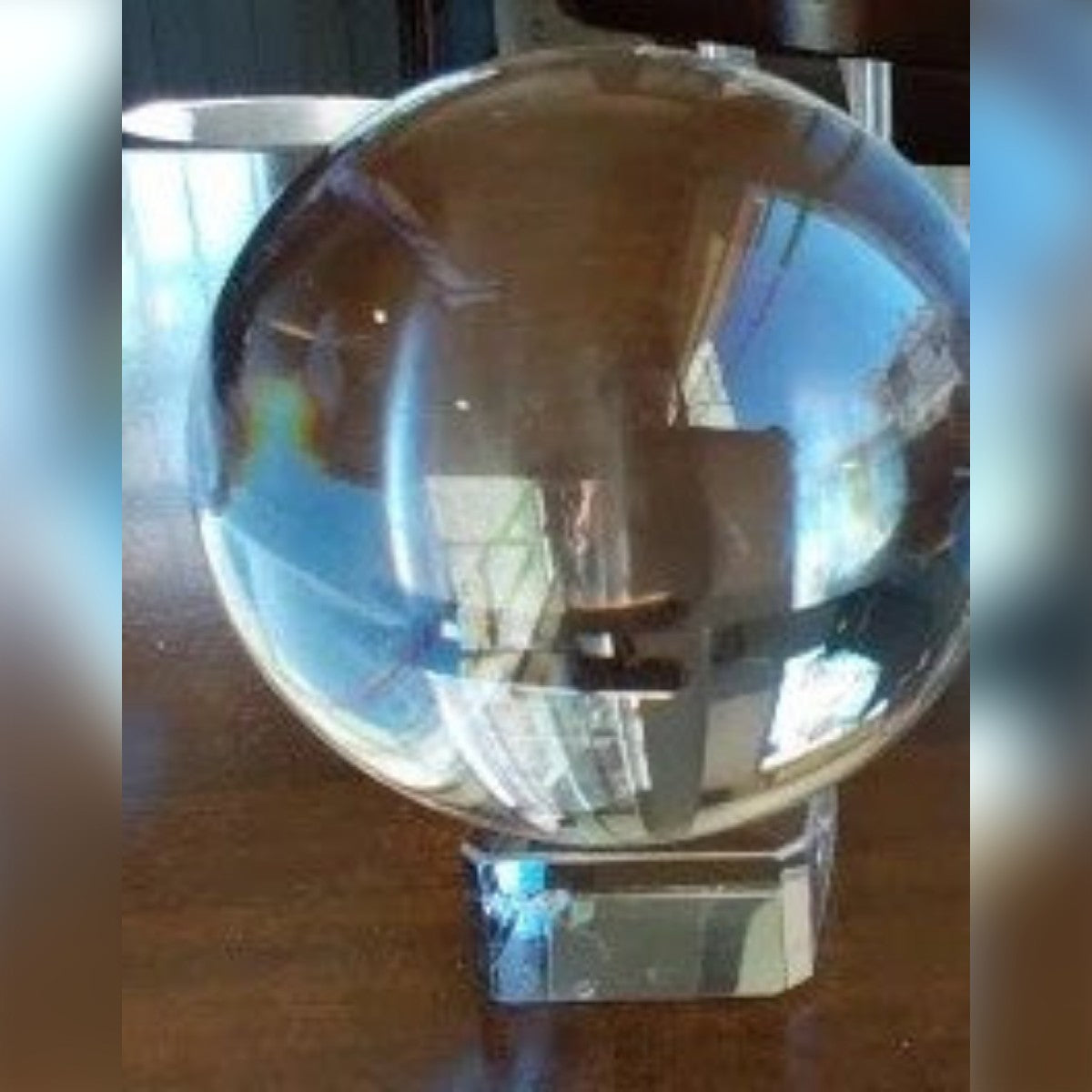 Foto di un cliente: sfera di vetro trasparente sul suo supporto su un tavolo (nella foto la sfera da 80 mm)
