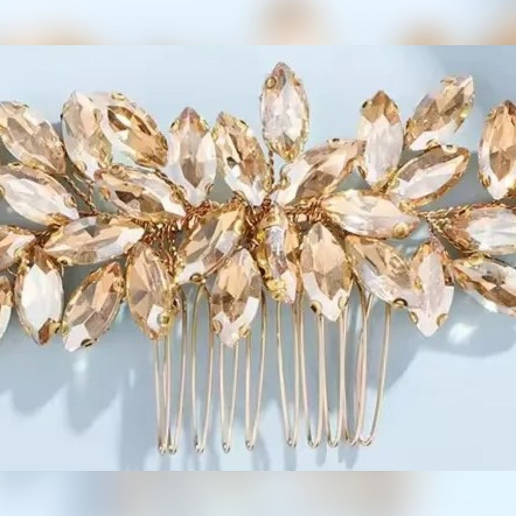 Dettaglio del pettinino: strass color champagne a goccia e dentini color oro