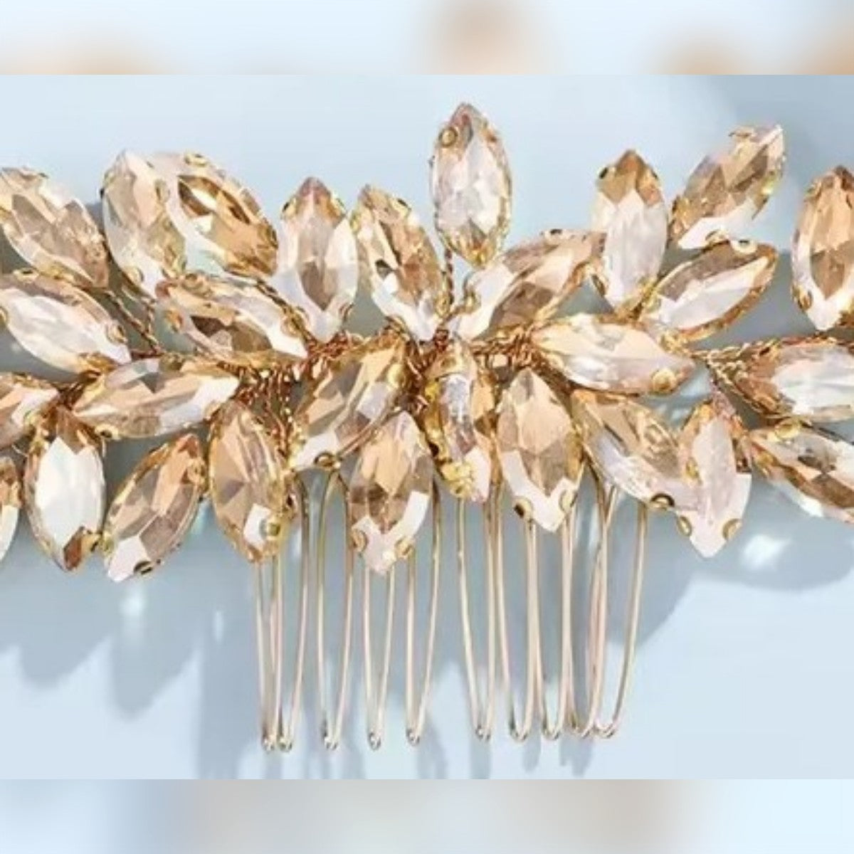 Dettaglio del pettinino: strass color champagne a goccia e dentini color oro