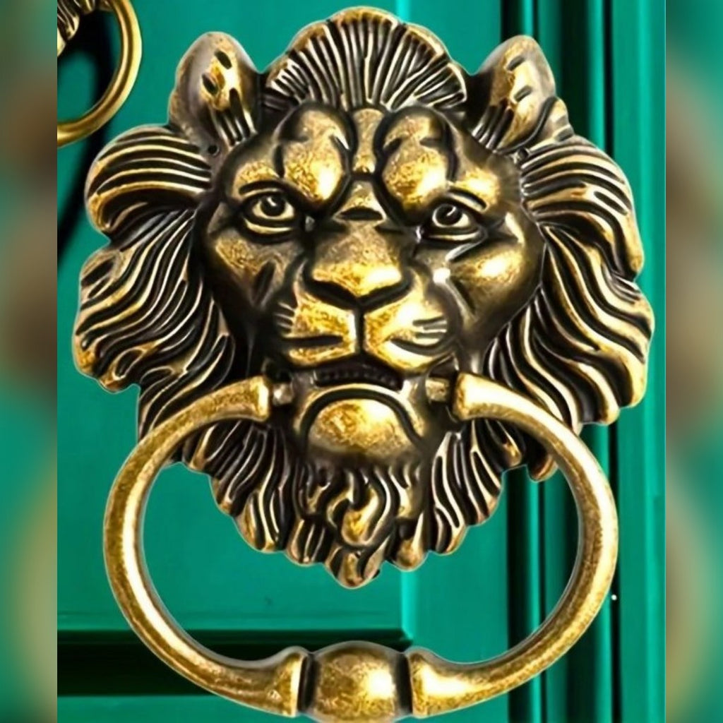 Il battiporta con testa di leone su una porta verde